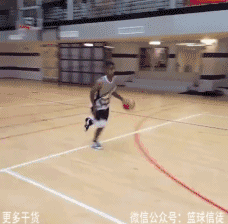 孤胆球王修炼手册:一个人的篮球淬炼指南 他在三分线外运筹帷幄,眼神坚毅地盯着篮筐,突然一个箭步启动,在高速行进中完成背后换手,随即腾空而起,人与球在空中舒展成一幅充满力量感的画卷。