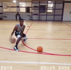 孤胆球王修炼手册:一个人的篮球淬炼指南 在烈日下挥汗如雨,他反复打磨着运球变向的每一个细节,球鞋与地面摩擦发出的吱吱声,仿佛是这片孤寂战场上为自己奏响的最热血战歌。