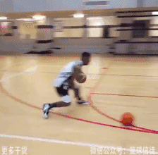 孤胆球王修炼手册:一个人的篮球淬炼指南 篮球少年在空旷的球场上演灵动华尔兹,他手中的篮球仿佛被施了魔法,流畅地穿梭于胯下和背后,整个球场都成为了他独自起舞的聚光舞台。