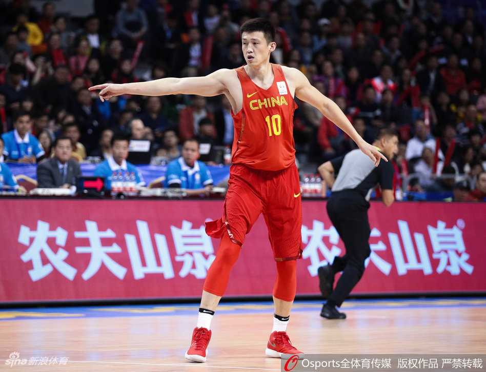 队长周鹏在防守端寸步不离紧贴新西兰持球队员，他全场贡献17分并在防守端送出关键盖帽，是球队锋线上最可靠的屏障。