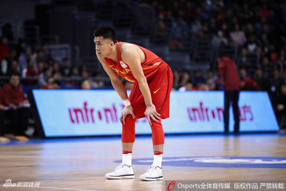 易建联在全场砍下37分6篮板后，神情疲惫地望向记分牌，创下国家队生涯得分新高的夜晚却未能换来一场胜利，难掩失落之情。