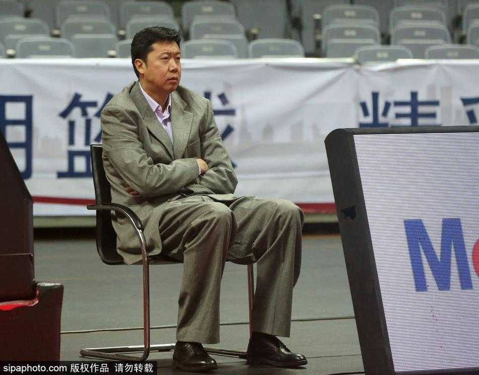 守望与传承:王治郅的场边独白 面对记者的镜头和场上的激战,王治郅的眼神穿透喧嚣,沉浸在对篮球战术的深邃思考之中。