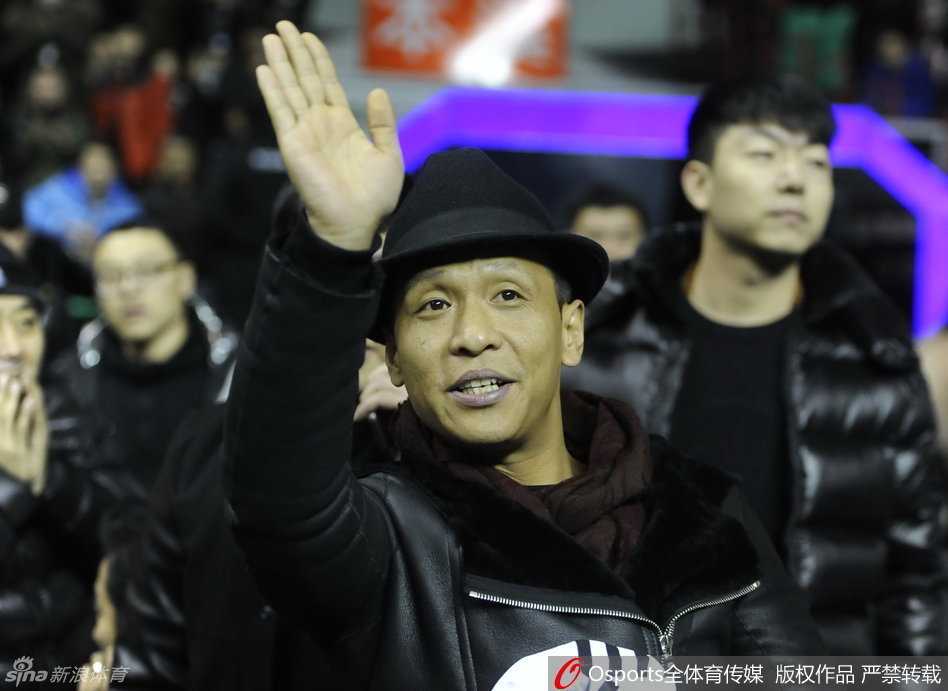 宋小宝惊喜现身球场，头戴礼帽笑容灿烂，挥手向热情欢呼的球迷们致以独特的喜剧人问候，气氛瞬间被点燃。