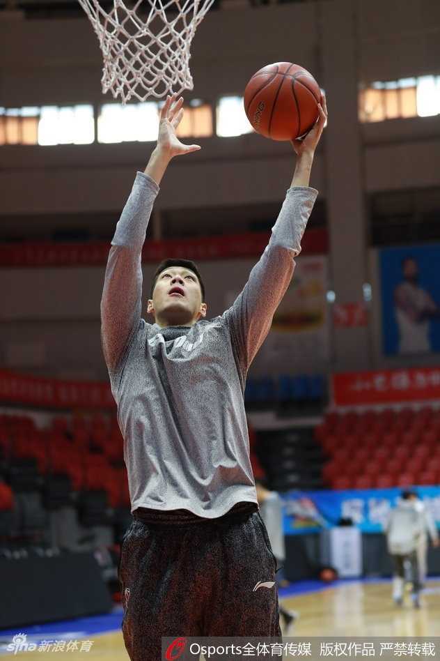 宏远备战第24轮:易建联领衔投篮特训,打磨利器静候恶战 宏远领袖易建联在赛前训练中神情专注,他正进行罚球线附近的跳投练习,皮球在空中划出完美弧线。