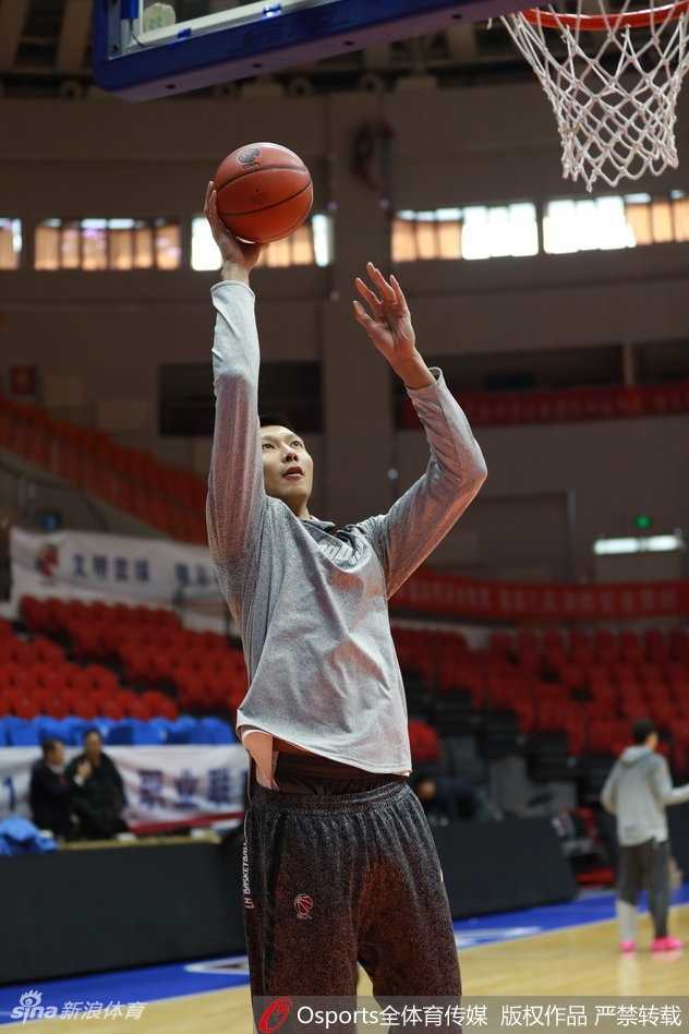 宏远备战第24轮:易建联领衔投篮特训,打磨利器静候恶战 易建联在底角进行接球投篮训练,汗水浸湿了训练服。每一次出手都经过千百次重复,只为在赛场上化作致命一击。