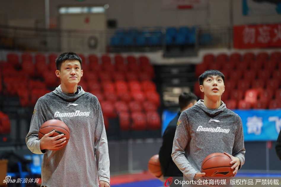 宏远备战第24轮:易建联领衔投篮特训,打磨利器静候恶战 训练结束后,易建联在场边拉伸放松。窗外透进的余晖洒在他身上,这位中国篮球的领军人物即将带领广东宏远踏上新的征程。