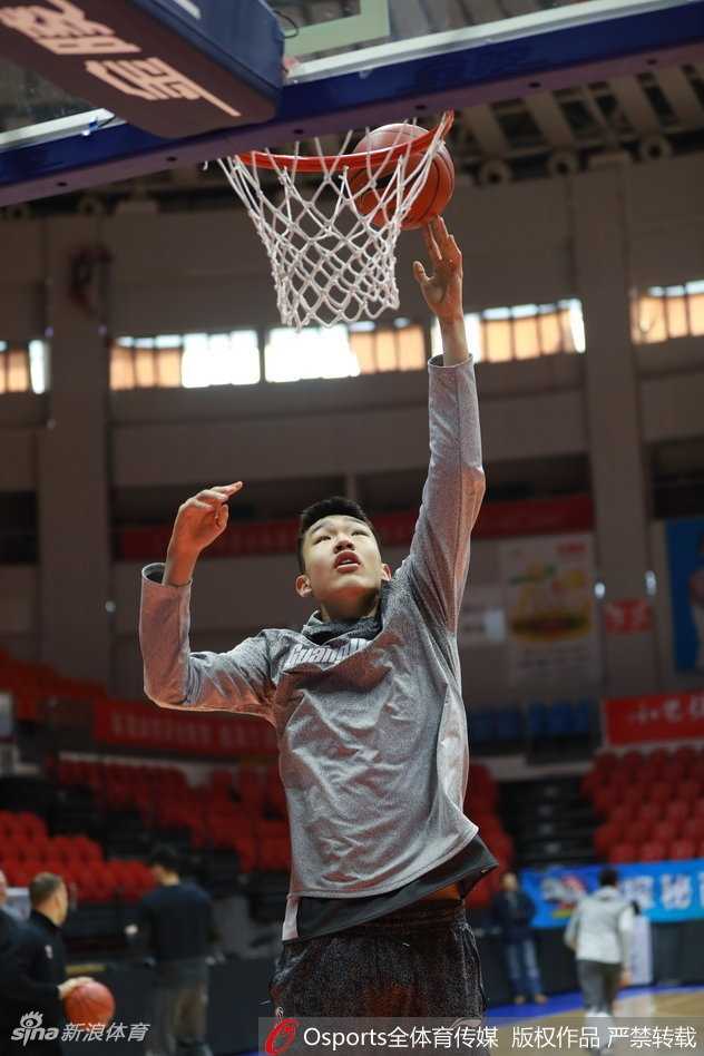 宏远备战第24轮:易建联领衔投篮特训,打磨利器静候恶战 训练场上,易建联在三分线外张手投篮,眼神坚毅。作为现代型内线,他的远射能力是广东宏远战术体系的重要一环。