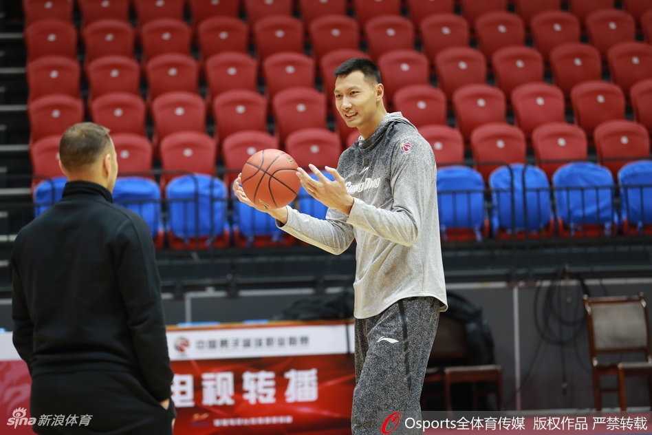 宏远备战第24轮:易建联领衔投篮特训,打磨利器静候恶战 宏远全队在进行分组投篮练习,球鞋与地板的摩擦声与篮球入网的声音交织成赛前最美的乐章。队员们在助教的指导下有序投篮。