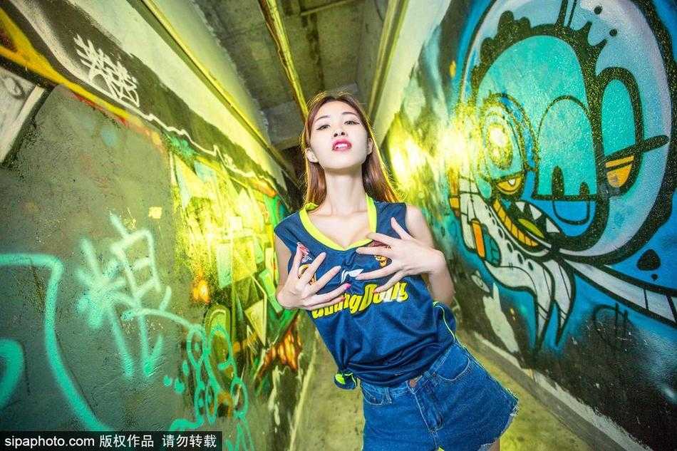 宏远篮球宝贝牛仔写真力撑华南虎 两位宝贝身穿浅色牛仔热裤,在镜头前轻盈跃起,修长美腿在空中划出优美弧线,笑容灿烂