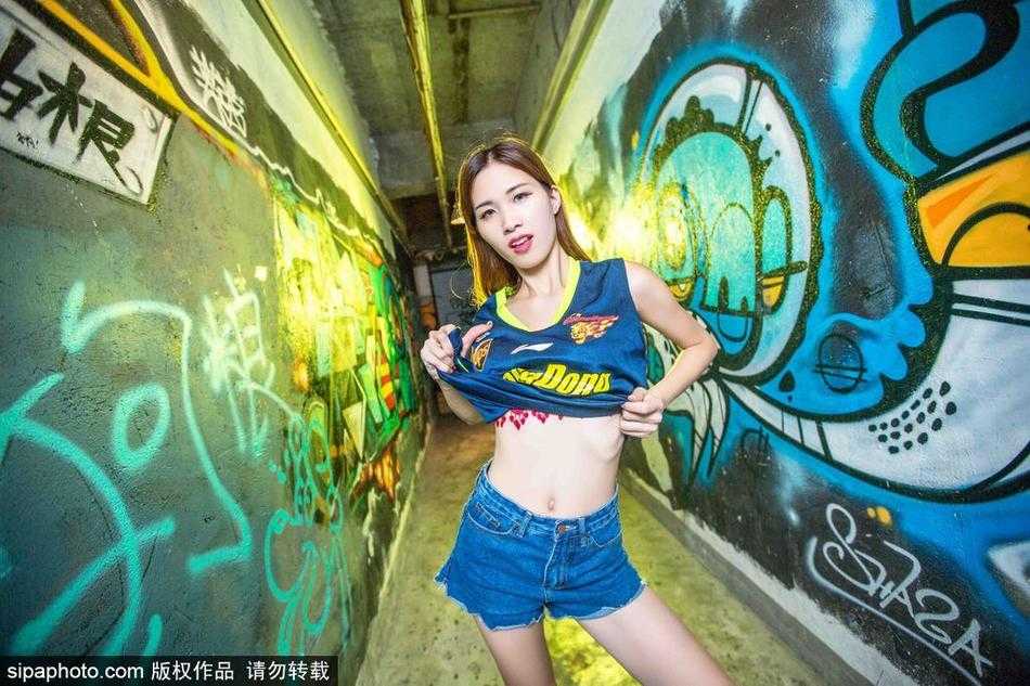 宏远篮球宝贝牛仔写真力撑华南虎 特写镜头下的篮球宝贝,头戴花饰,五官精致,牛仔上衣衬托出甜美又不失飒爽的气质