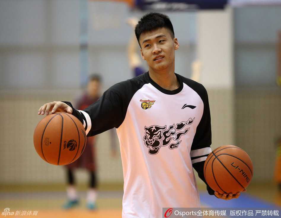 训练结束后，易建联独自加练运球，巨大的手掌牢牢掌控着篮球，他全神贯注的表情仿佛在雕琢艺术品，正是这份专注成就了中国篮球的传奇。