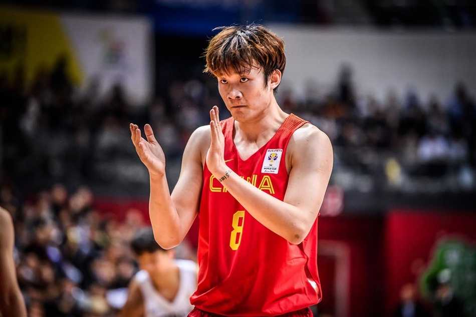 客场咆哮首尔,丁彦雨航三十击穿太极虎防线 终场哨响时,中国男篮红队全体球员聚集在场地中央,大家紧紧相拥,脸上洋溢着客场掀翻宿敌后的狂喜。