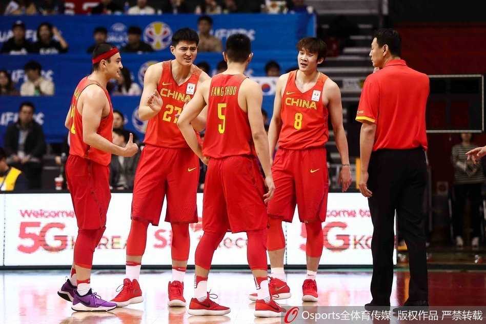 客场咆哮首尔,丁彦雨航三十击穿太极虎防线 丁彦雨航在韩国队员头顶完成高难度拉杆上篮,身体在空中完全舒展,仿佛一把出鞘的利刃划破首尔的夜空。