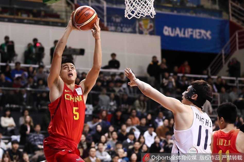 客场咆哮首尔,丁彦雨航三十击穿太极虎防线 中国男篮红队赛前击掌鼓劲,李楠指导面色严峻地布置战术,身旁的小伙子们眼神坚毅,毫无畏惧之色。