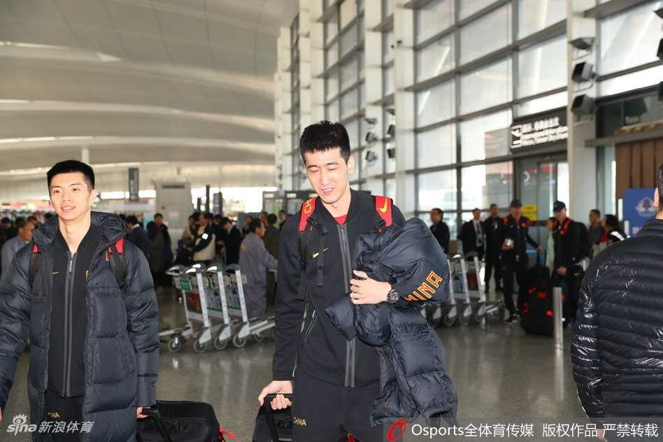 客场掀翻太极虎 男篮红队首尔扬威 身披红色战袍的中国男篮将士们精神抖擞地走出酒店,他们眼神坚定,踏上了前往机场的大巴,一场硬仗即将在首尔打响。