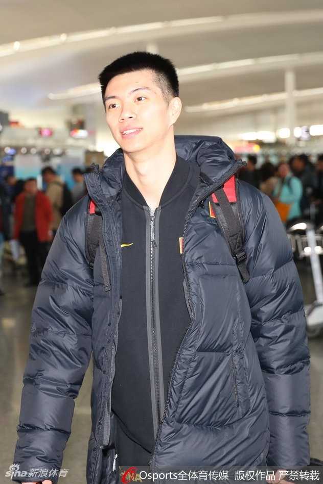 客场掀翻太极虎 男篮红队首尔扬威 赛前热身环节,丁彦雨航神情专注地练习投篮,他的每一次出手都显得自信从容,这位被球迷爱称为“外援丁”的锋线杀手,早已对晚上的战斗摩拳擦掌。