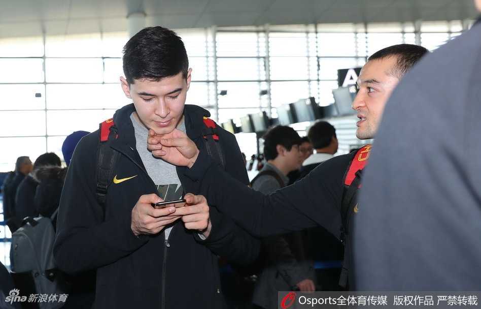 客场掀翻太极虎 男篮红队首尔扬威 进球后的丁彦雨航难掩兴奋,他握拳怒吼,释放着心中的激情,这一刻他不仅是球队的得分王,更是率领兄弟们客场攻陷太极虎阵营的领军人。