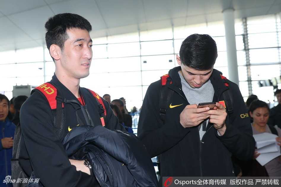 客场掀翻太极虎 男篮红队首尔扬威 获胜后的中国男篮红队全体成员围聚在场地中央,他们紧紧靠拢,手搭着手,齐声高呼加油,这一刻团队的凝聚力比任何个人英雄主义都更加耀眼夺目。