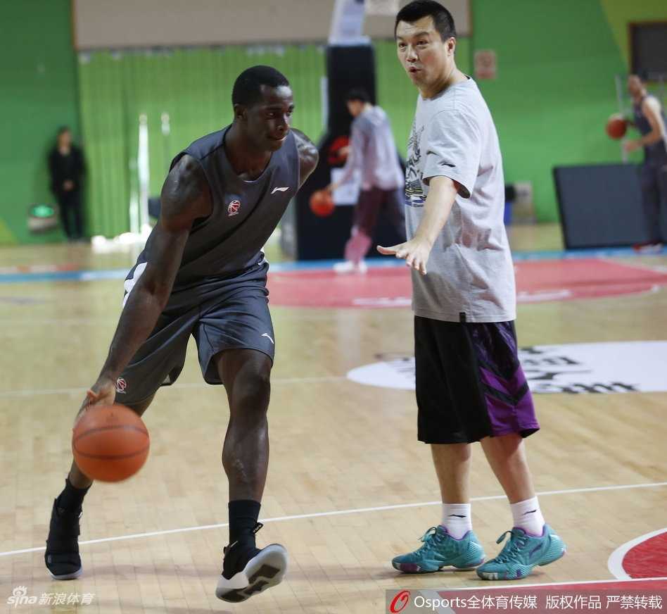 老将韩德君在内线占据绝对优势，他背身顶住防守，利用柔和的手感完成一次小勾手投篮，篮球在空中划过一道美妙的弧线坠入网窝。