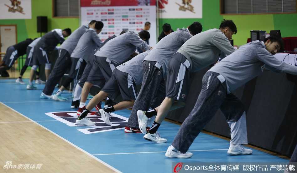 钟诚在底角觅得空位三分机会，接球后毫不犹豫起跳出手，皮球空心入网，精准的投篮技术在这一刻展现得淋漓尽致。