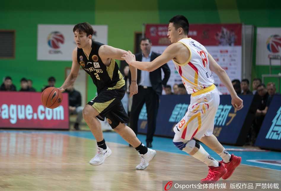 巴赫拉米奋力跳起尝试封盖，指尖几乎触到篮球，但依然无法阻挡对手的投篮