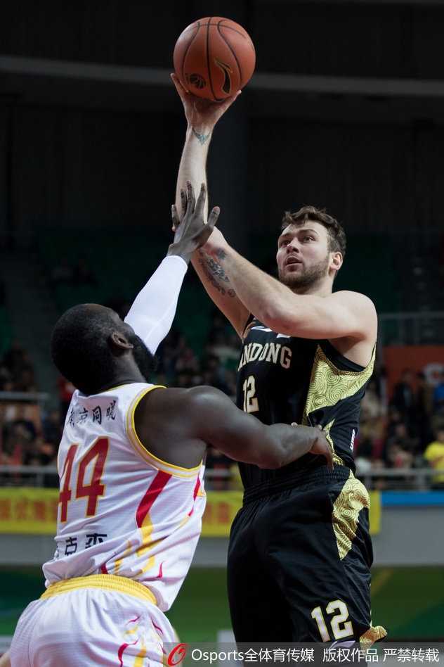 丁彦雨航在三人包夹下强行突破，眼神中透露出MVP独有的坚毅与杀气