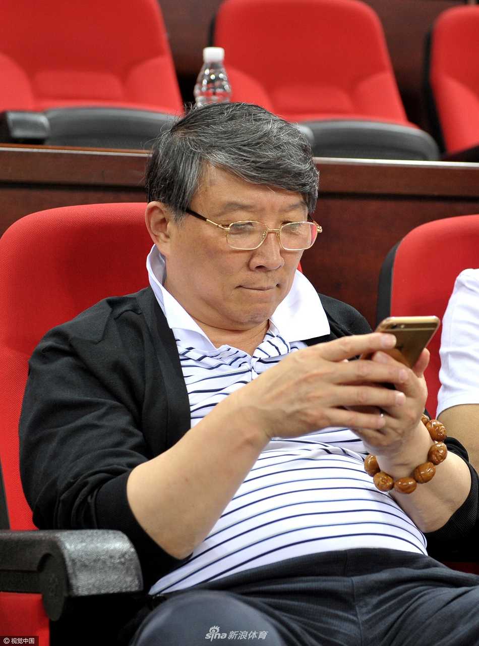 宫鲁鸣在场边做着手势，似乎在与友人讨论场上的战术配合。他举手投足间，依然保留着一位资深教练对篮球技战术的敏锐洞察力。