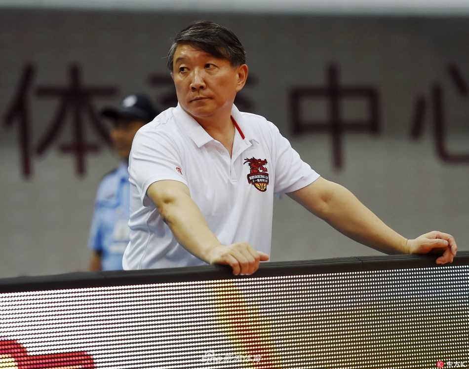 安徽文一小外援吉布森面对严防死守，依然自信出手，篮球划过一道完美弧线，这位CBA的老熟人在NBL赛场上同样展示着顶级得分手的本色。