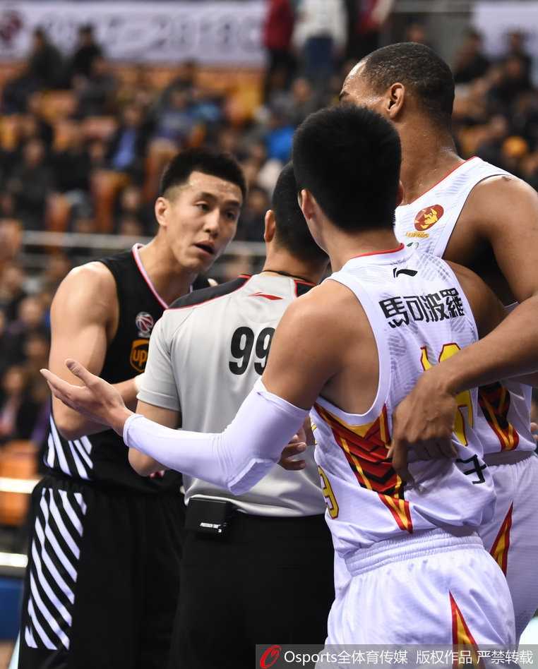 宿命对决的火花:重温郭艾伦与于德豪那次针锋相对的瞬间 深圳队外援萨林杰充当和事佬,用强壮的手臂紧紧抱住于德豪,将其带离冲突中心,眼神中透露出对队友的保护欲。