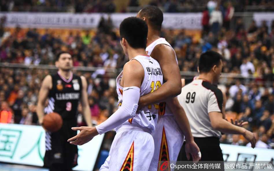 宿命对决的火花:重温郭艾伦与于德豪那次针锋相对的瞬间 裁判员站在两人中间试图分隔开对峙的郭艾伦和于德豪,周围的球员们表情各异,有的拉架,有的观望,场面一度十分混乱。