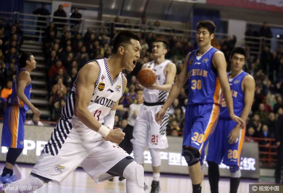 宿敌之争再燃烽火 川辽大战书写CBA新篇章 郭艾伦如一道白色闪电划破防线,他眼中闪烁着昂扬斗志,高速推进中观察着队友的跑位,现场球迷的欢呼声仿佛要掀翻体育馆的穹顶。