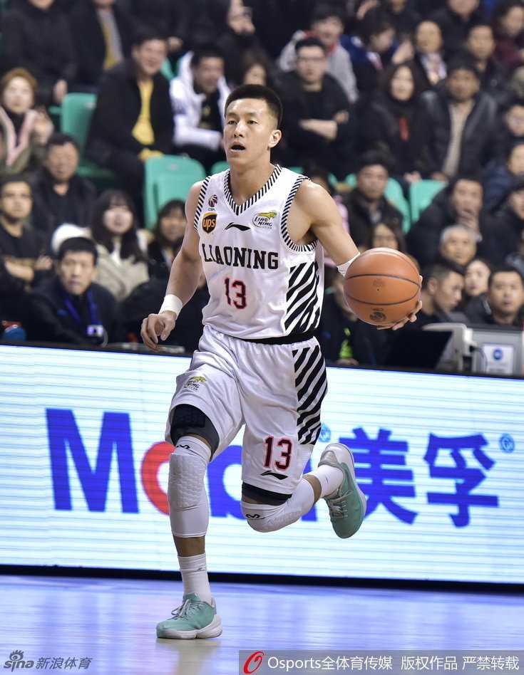 宿敌之争再燃烽火 川辽大战书写CBA新篇章 郭士强指导在场边焦急地呼喊,双手比划着战术手势,眼神专注而犀利,面对场上瞬息万变的局势,他恨不得亲自披挂上阵指挥若定。