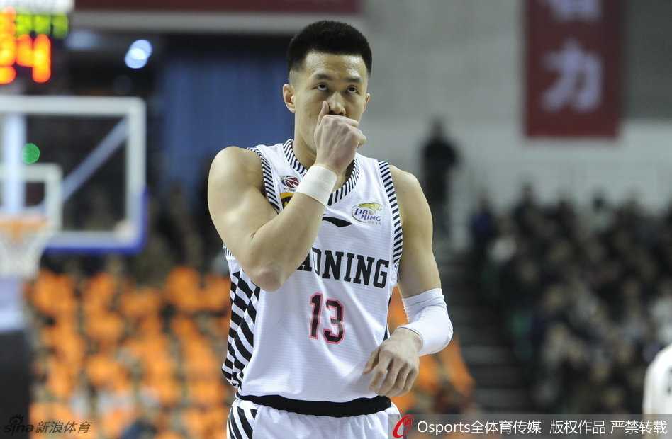 宿敌之争再燃烽火 川辽大战书写CBA新篇章 韩德君张开双臂奋力顶防哈达迪的背打,两人在篮下肌肉碰撞火星四溅,这次内线的巅峰对决成为决定比赛走势的关键因素。