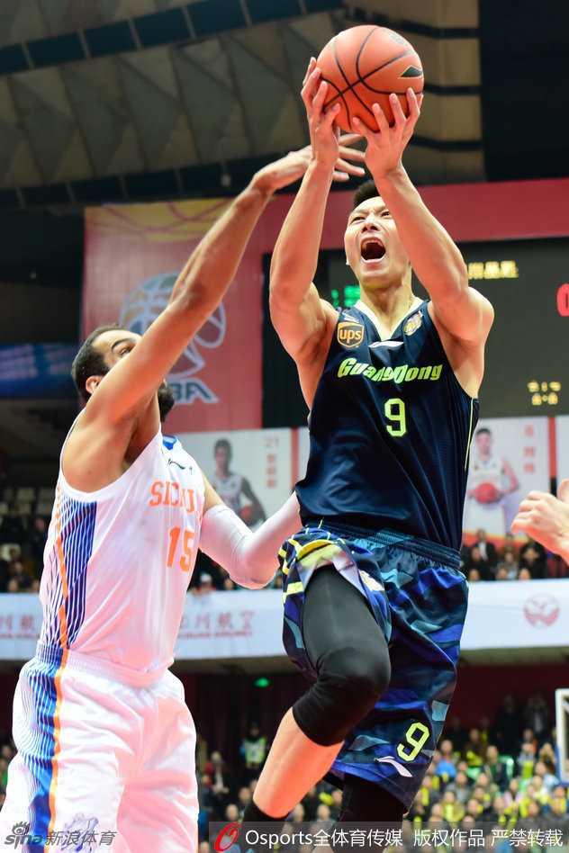 宿敌之战:易建联与哈达迪的内线巅峰对决 易建联与哈达迪赛前致意,眼神中充满对胜利的渴望和对决的专注。