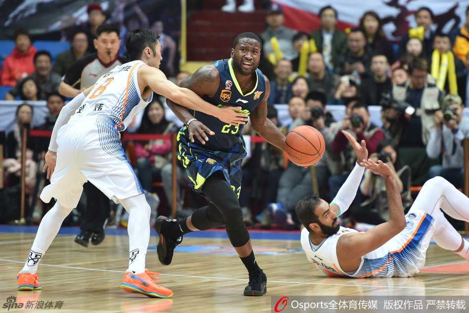 宿敌之战:易建联与哈达迪的内线巅峰对决 布泽尔摆脱防守后奋力暴扣,展现其强大的内线攻击力。