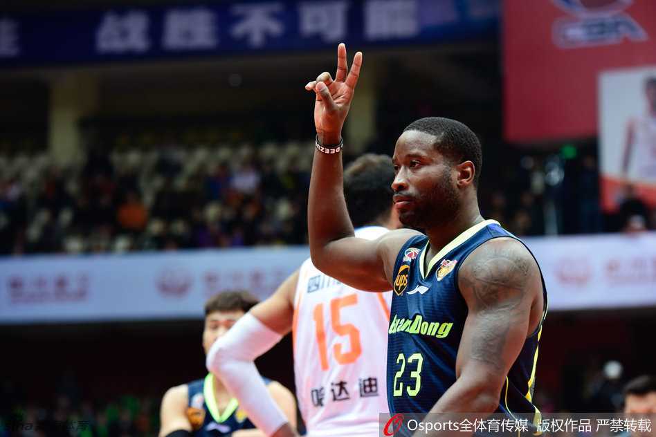 宿敌之战:易建联与哈达迪的内线巅峰对决 易建联贴身严防哈达迪,双手高举干扰其视线,防守端全力以赴。