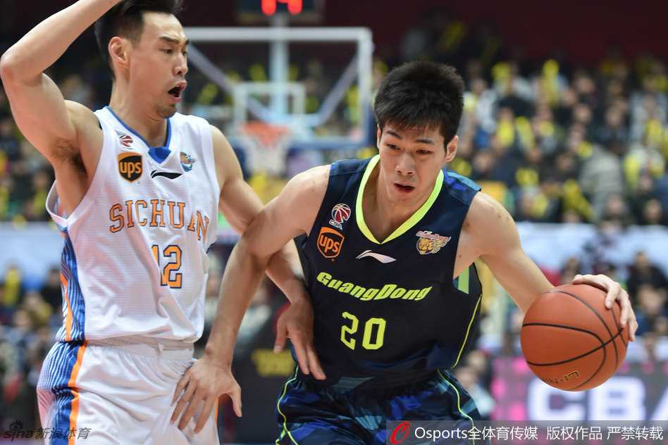 宿敌之战:易建联与哈达迪的内线巅峰对决 斯隆快速运球推进,眼神犀利寻找前场队友,发动反击。