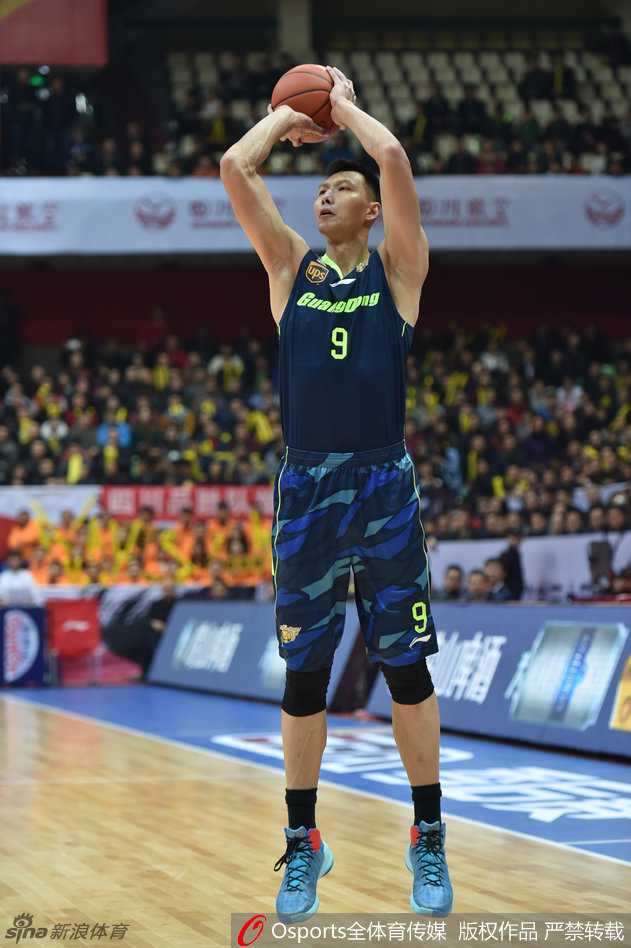 宿敌之战:易建联与哈达迪的内线巅峰对决 哈达迪落寞离场,与广东队庆祝胜利的画面形成鲜明对比。