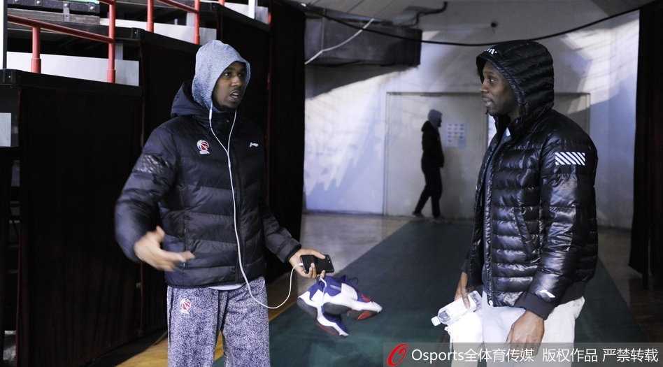 宿敌相逢勇者胜——记亚当斯与哈德森的赛场情谊 训练场上,两人并肩站立,神情专注地看向场地中央。他们穿着各自球队的训练服,在灯光的照射下,身影显得格外修长。