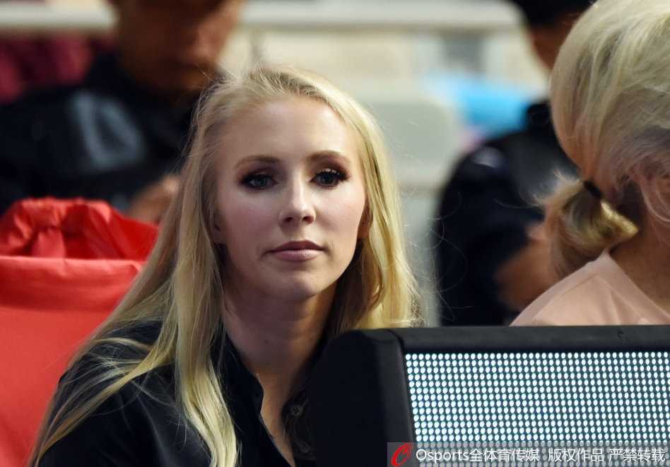 寂寞大神女友场边观战豪放大笑温情瞬间 惠特尼张开双臂仰天大笑,仿佛为寂寞大神的精彩进球疯狂打call