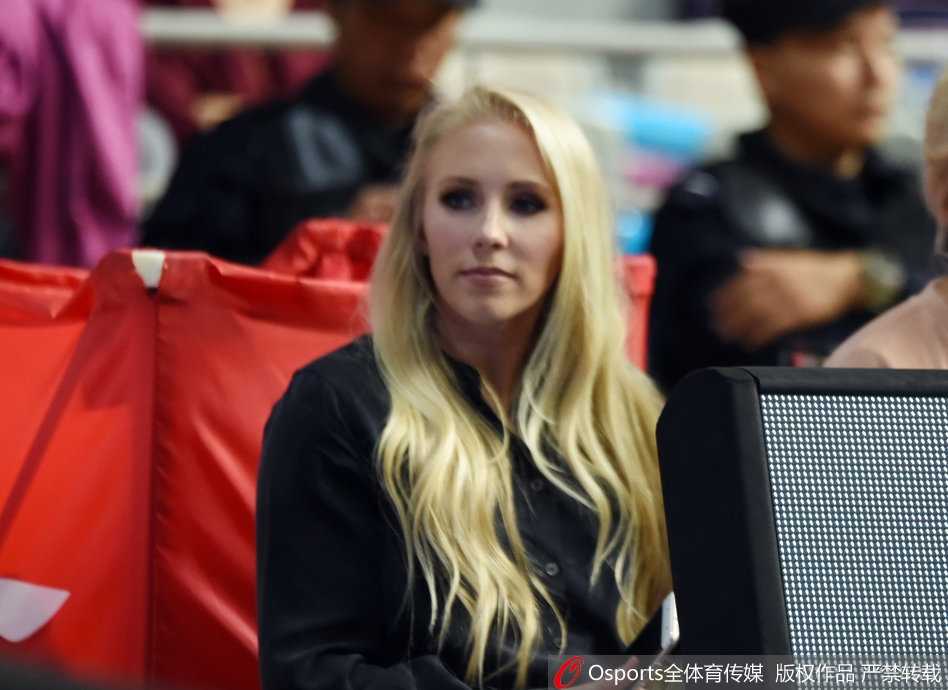 寂寞大神女友场边观战豪放大笑温情瞬间 惠特尼笑得捂住了脸颊,眼睛眯成月牙,喜悦之情溢出屏幕