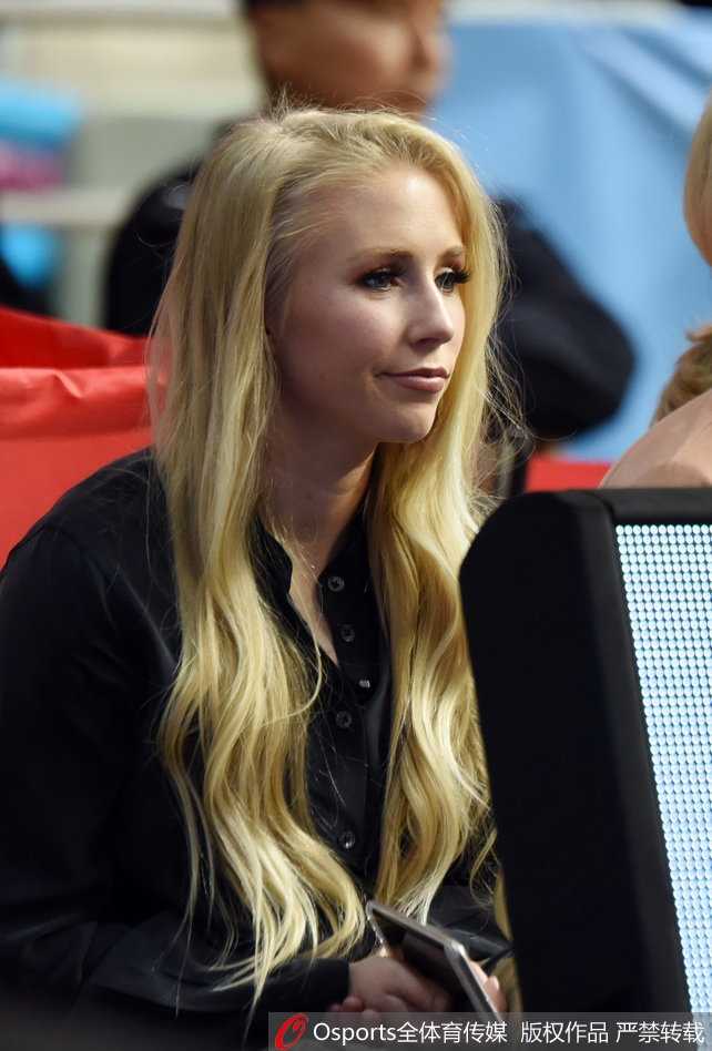 寂寞大神女友场边观战豪放大笑温情瞬间 惠特尼与身旁友人一同大笑,欢乐的气氛感染了整个看台