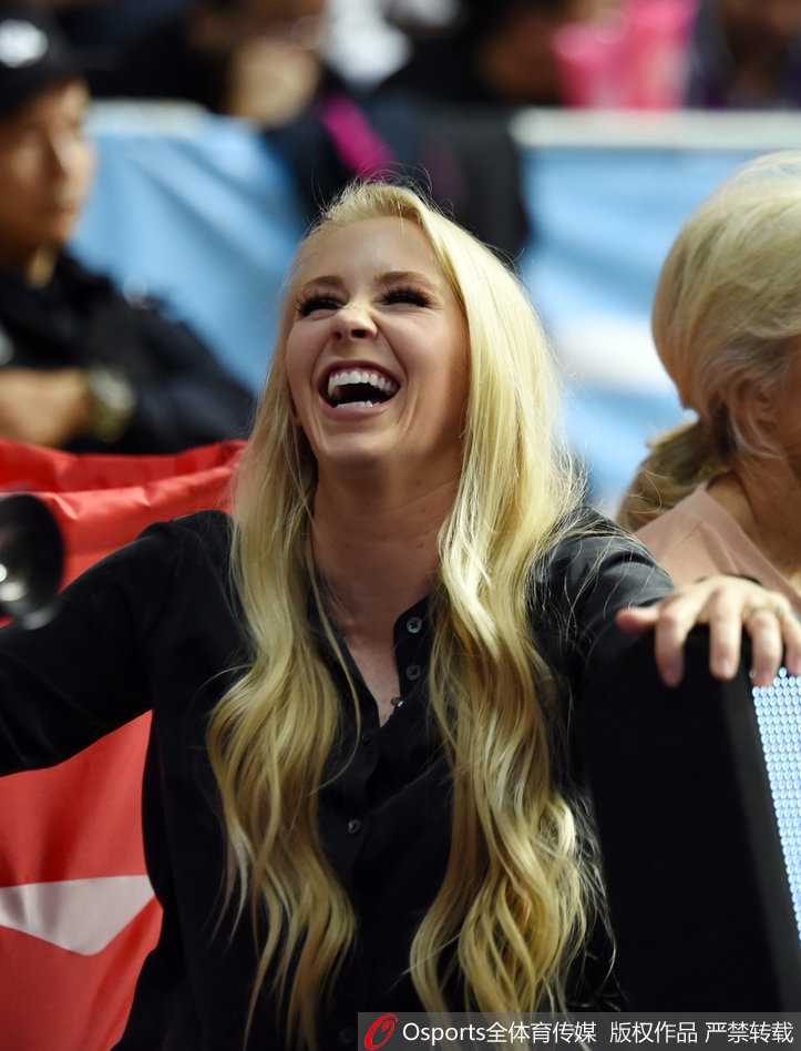 寂寞大神女友场边观战豪放大笑温情瞬间 惠特尼咧嘴大笑,露出整齐的牙齿,眼神里闪烁着骄傲的光芒