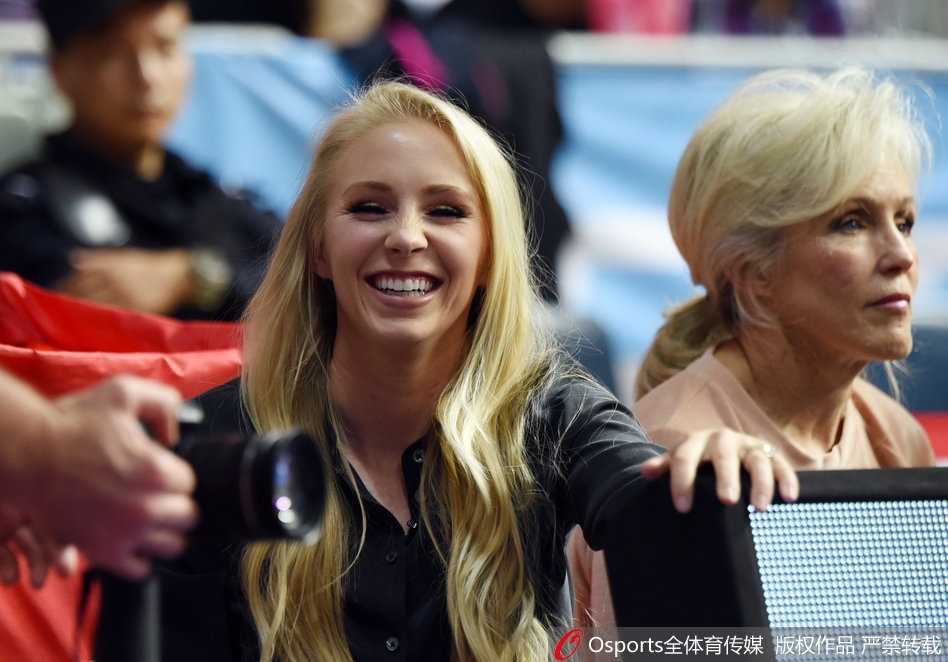 寂寞大神女友场边观战豪放大笑温情瞬间 惠特尼双手合十放在胸前,开怀大笑中带着一点害羞,可爱至极