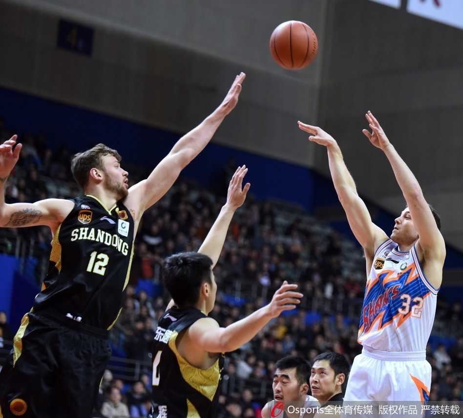 张兆旭高高跃起，在对方内线头上生生摘下一个宝贵的前场篮板，这是他本场防守端强硬表现的一个缩影。