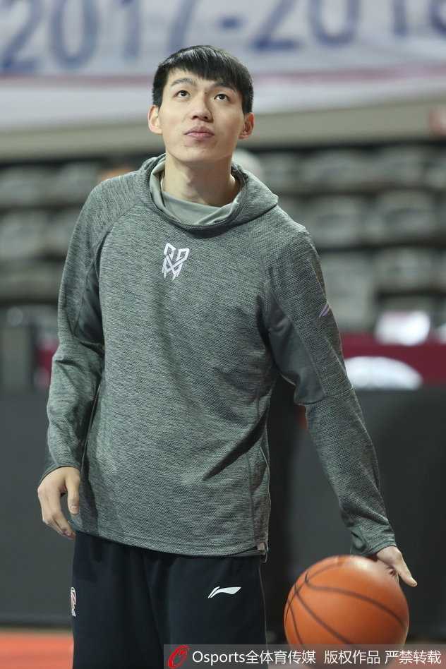 寒冬淬火志愈坚:浙江稠州银行蓄力激战正酣 吴前眼神如炬,在三分线外从容起跳,皮球划出完美弧线应声入网,场边队友的目光紧紧追随。