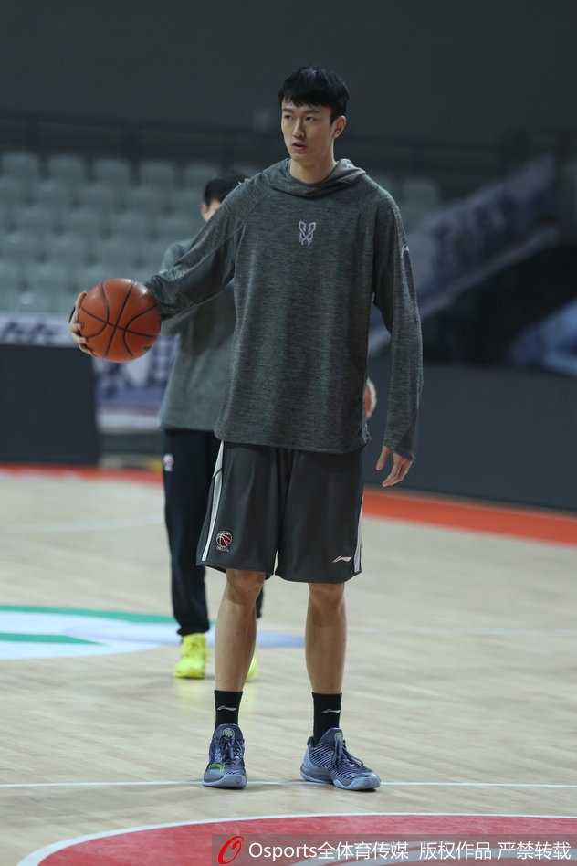 寒冬淬火志愈坚:浙江稠州银行蓄力激战正酣 张大宇在低位要球成功,他用强壮的身体顶开防守,转身勾手,篮球在篮筐上颠了两下乖乖入网。