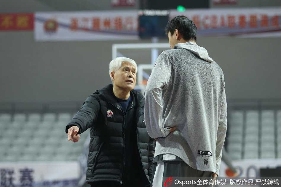 寒冬淬火志愈坚:浙江稠州银行蓄力激战正酣 主帅刘维伟双手拢在嘴边,大声呼喊着战术指令,战术板上密密麻麻的跑位线路,凝聚着他对胜利的渴望。