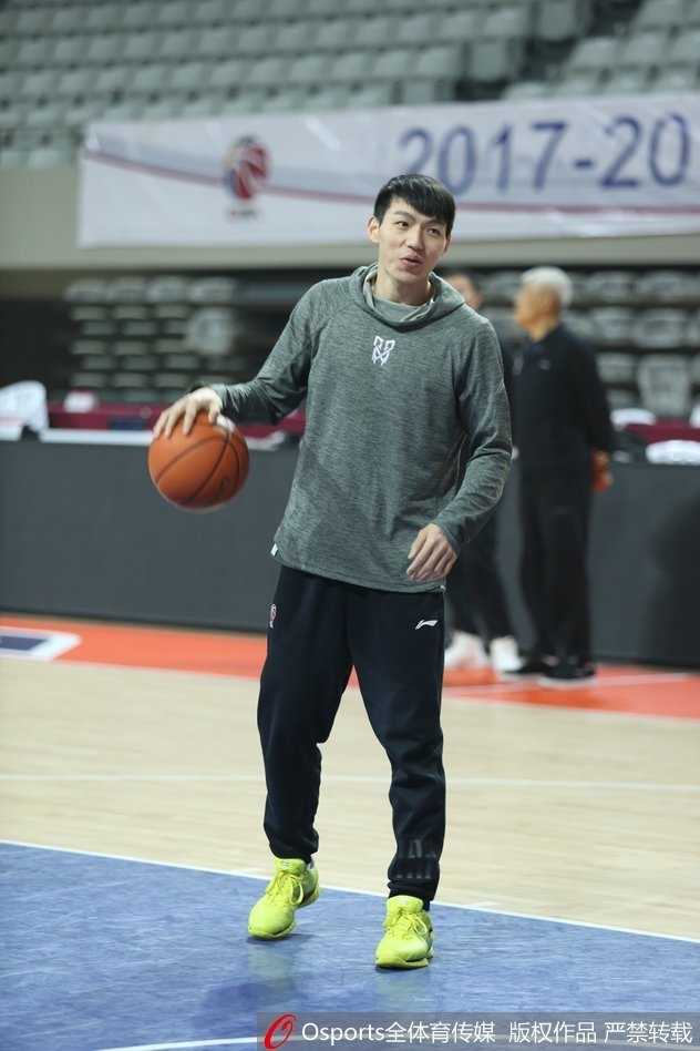 寒冬淬火志愈坚:浙江稠州银行蓄力激战正酣 赖俊豪高高跃起,在空中双手接住皮球,犹如大鹏展翅,即将完成一次势大力沉的空中接力。