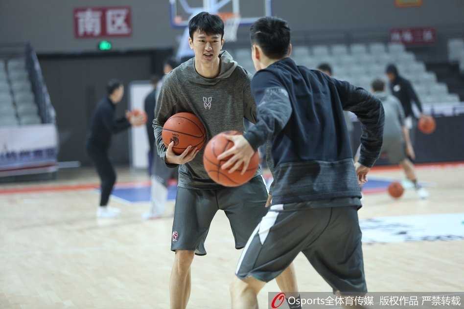 寒冬淬火志愈坚:浙江稠州银行蓄力激战正酣 全队围成一圈,手臂搭在一起,随着吴前的一声怒吼,大家高高举起双手,士气在这一刻达到顶点。